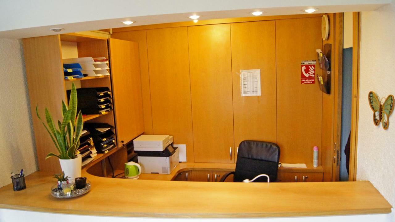 プラハ Km House Cerny Mostホステル エクステリア 写真