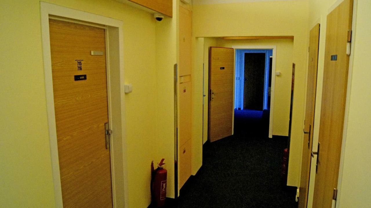 プラハ Km House Cerny Mostホステル エクステリア 写真