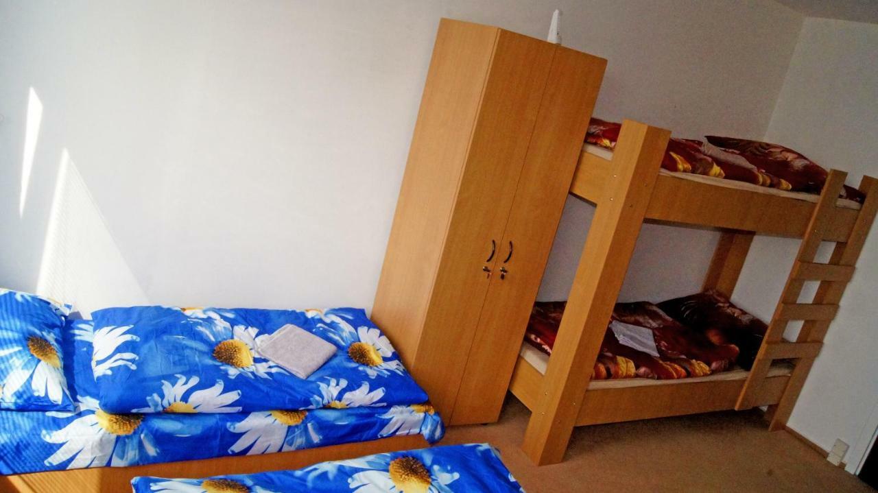 プラハ Km House Cerny Mostホステル エクステリア 写真