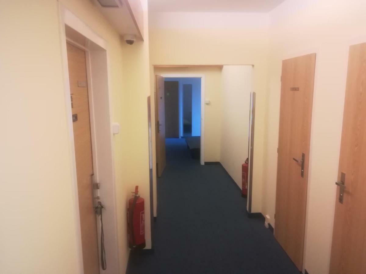 プラハ Km House Cerny Mostホステル エクステリア 写真