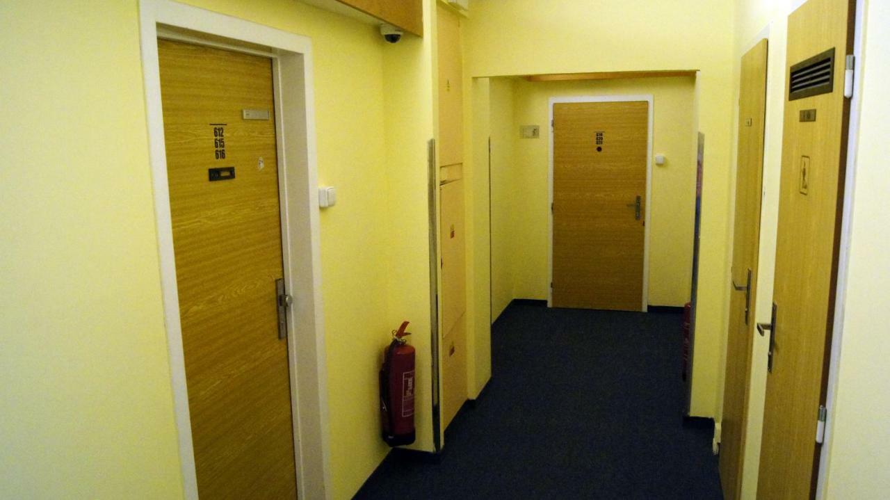 プラハ Km House Cerny Mostホステル エクステリア 写真