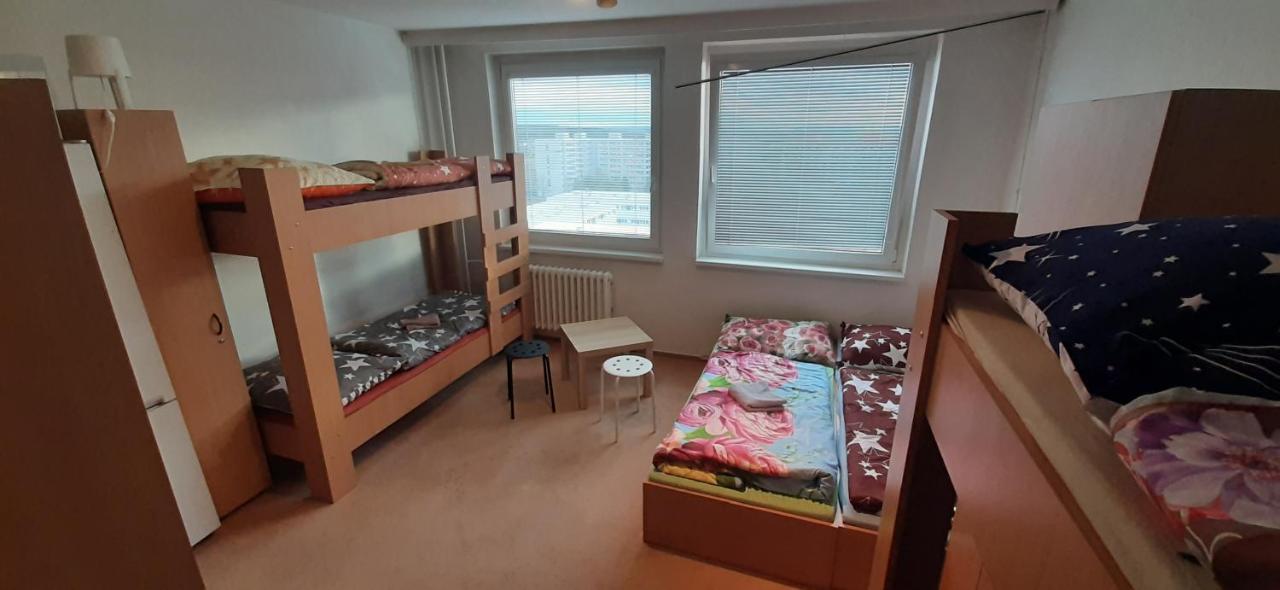 プラハ Km House Cerny Mostホステル エクステリア 写真